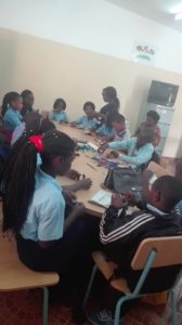 AVSI producao de pulseiras