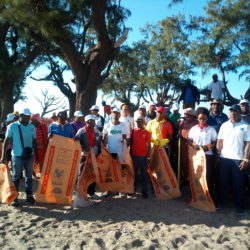 Limpeza na praia organizada pela DPTADER alusivo ao dia da função publica