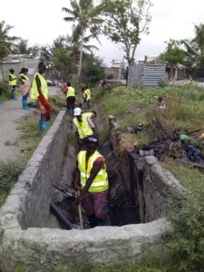 Limpeza das Valas de Drenadem na Cidade da Beira
